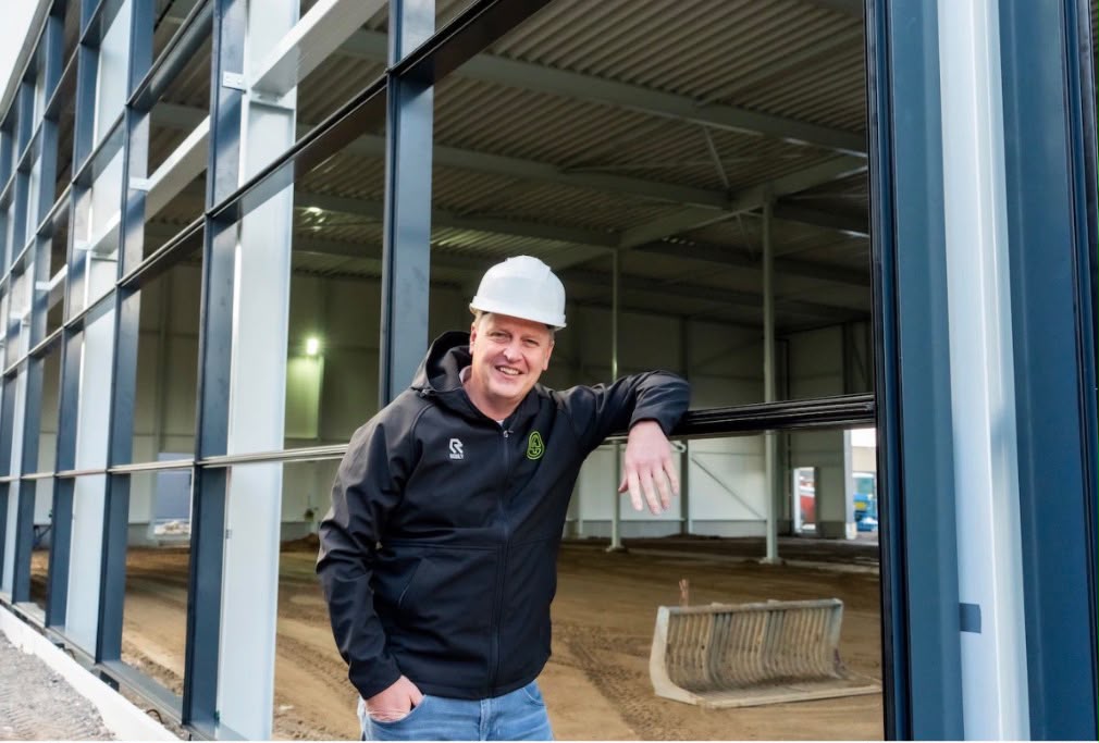 Martijn Broeze van Borg4 op een bouwlocatie, naar aanleiding van een interview in Tubantia over de schorsing van kwaliteitsborgers en de gevolgen voor bouwprojecten.