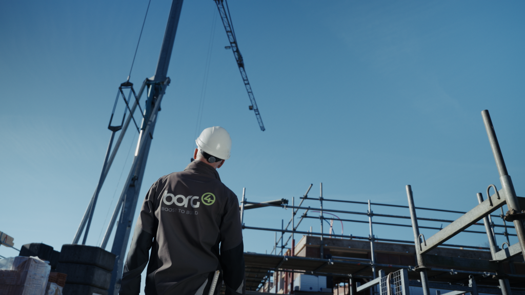 Bouwkundig professional beoordeelt de uitvoering van een constructie op de bouwplaats tijdens een kwaliteitscontrole.
