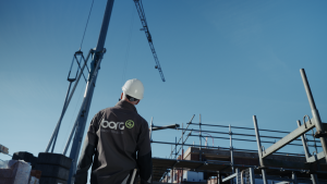 Bouwkundig professional beoordeelt de uitvoering van een constructie op de bouwplaats tijdens een kwaliteitscontrole.